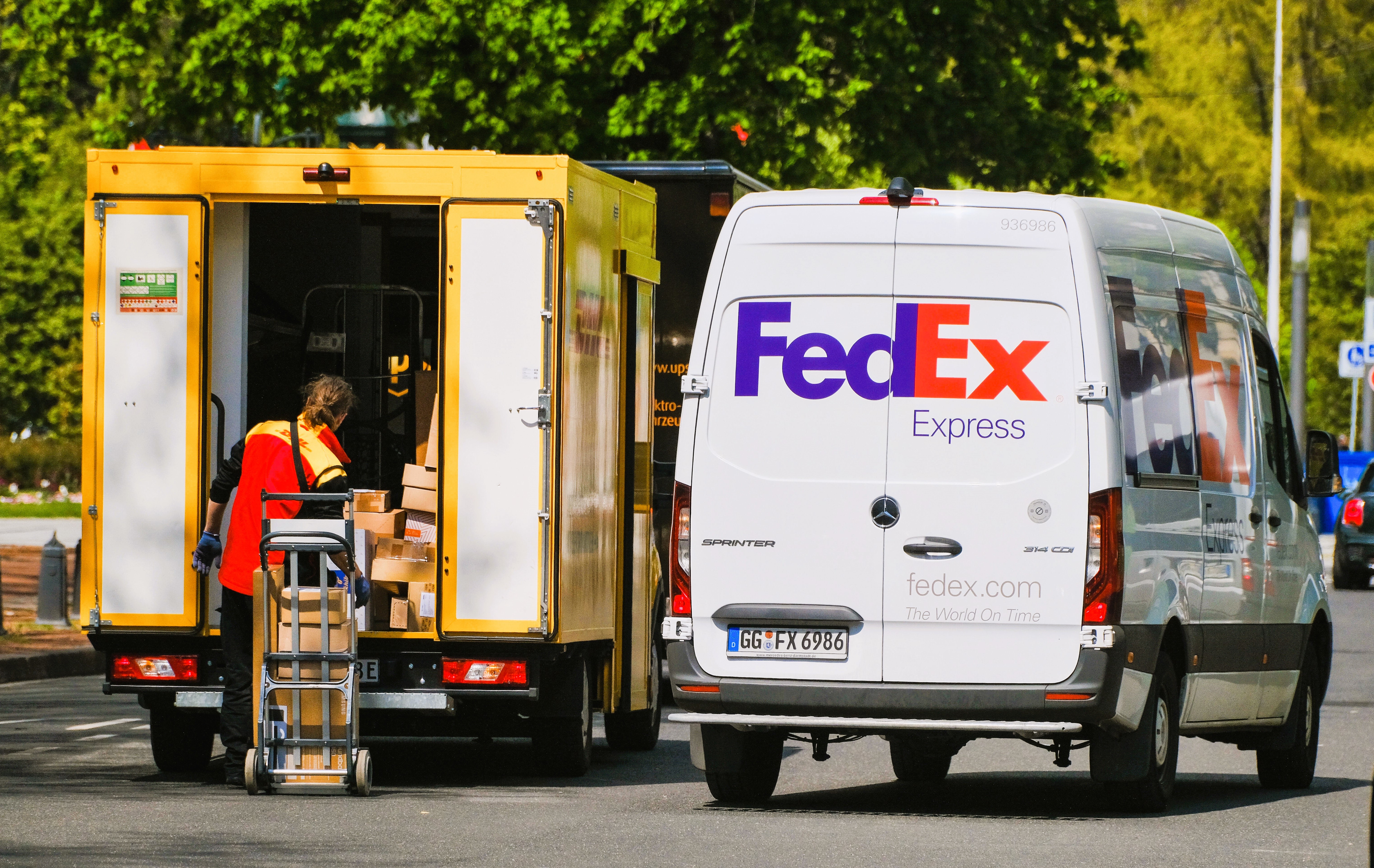 Paketbote überfährt 4-jährigen Jungen! Unfall-Drama beim Paketzustellen!