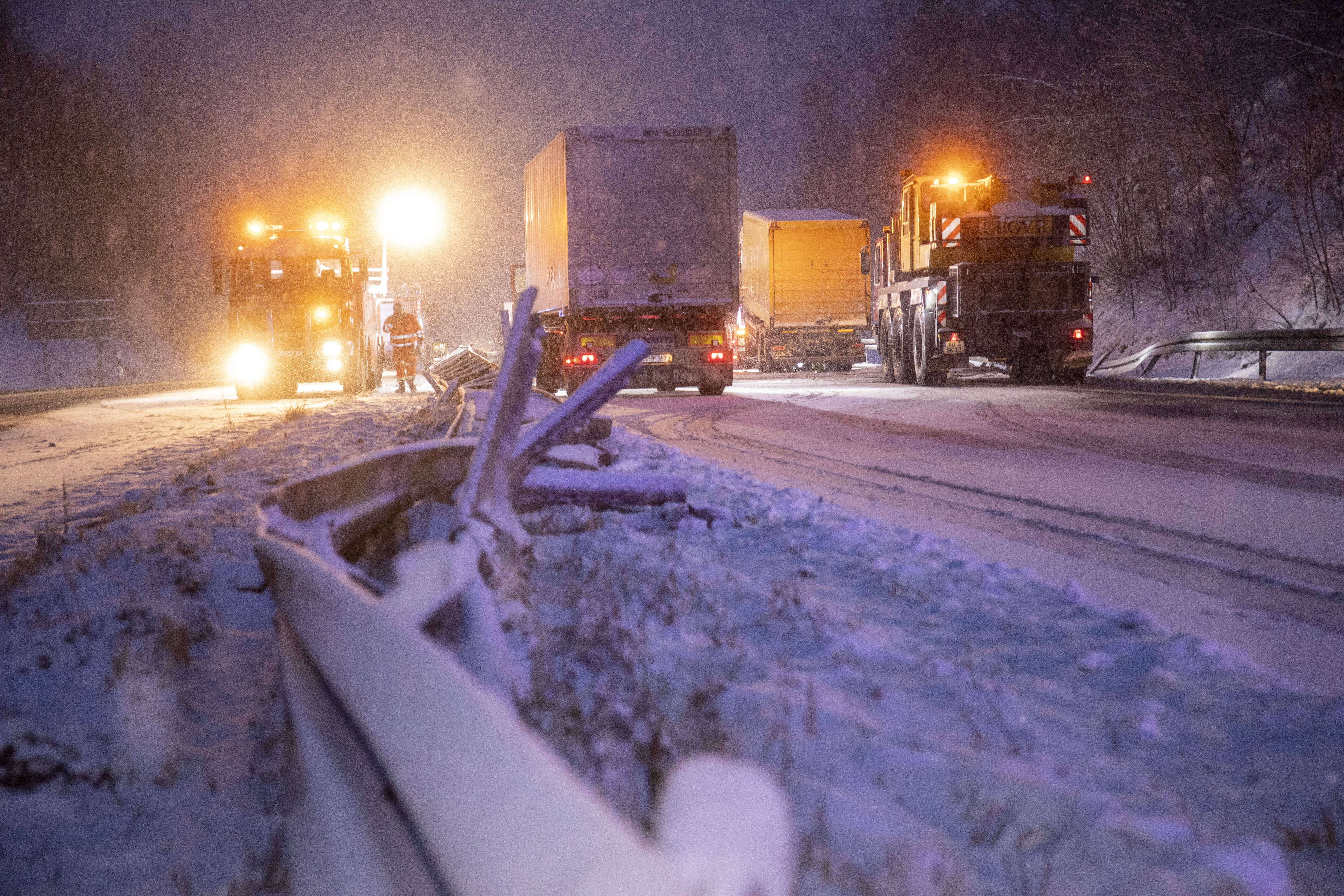 Massencrash durch Blitzeis - Mindestens 20 Personen auf der Autobahn verletzt!