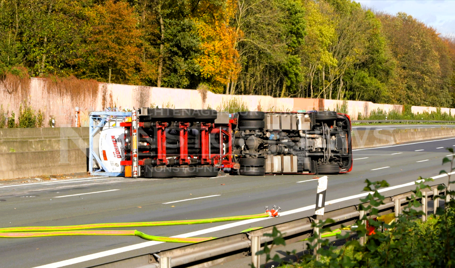 Vollsperrung! Explosionsgefahr auf der Autobahn! Gefahrgut-Laster umgekippt!