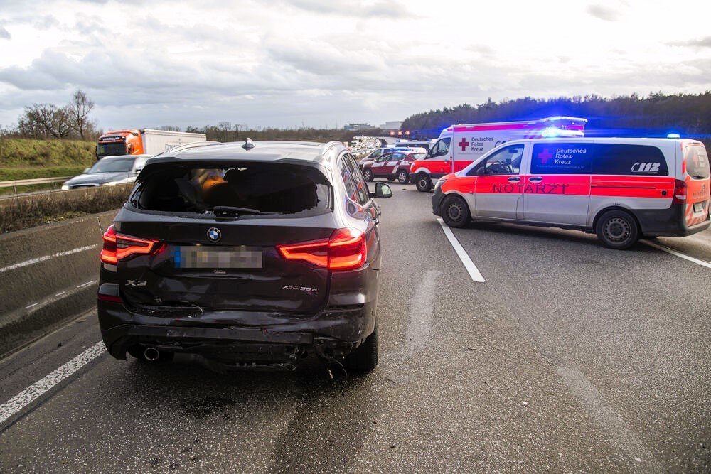 Wahnsinn! Amazon-Lieferwagen wendete auf der Autobahn - schwerer Unfall auf der Autobahn!