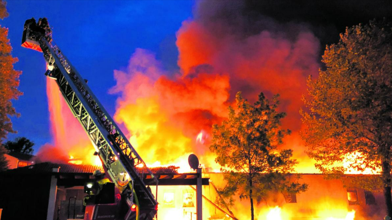 Flammen-Inferno! Explosion von Gefahrgut-Transporter - alles steht in hellen Flammen
