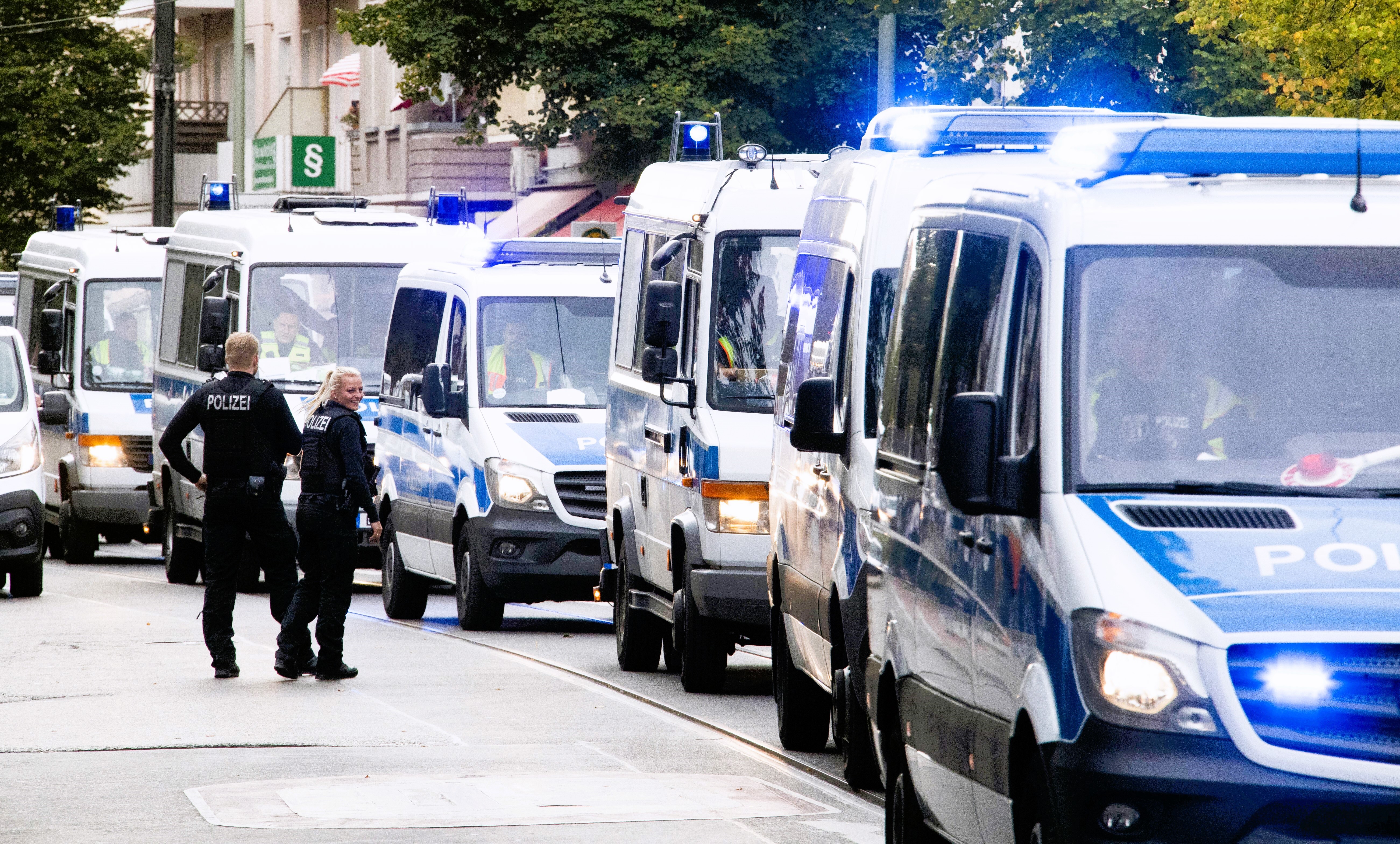 Amokalarm! Spezialkommando der Polizei überwältigt Axt-Angreifer!