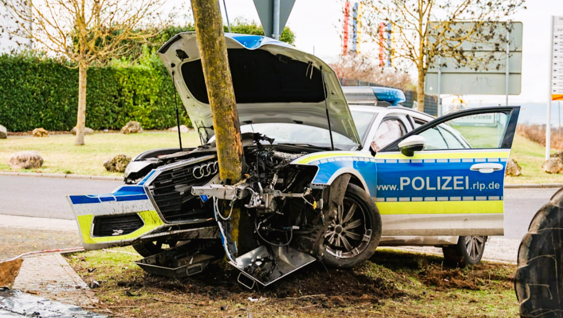 Polizeiwagen verunglückt im Einsatz! Zwei Polizisten schwer verletzt