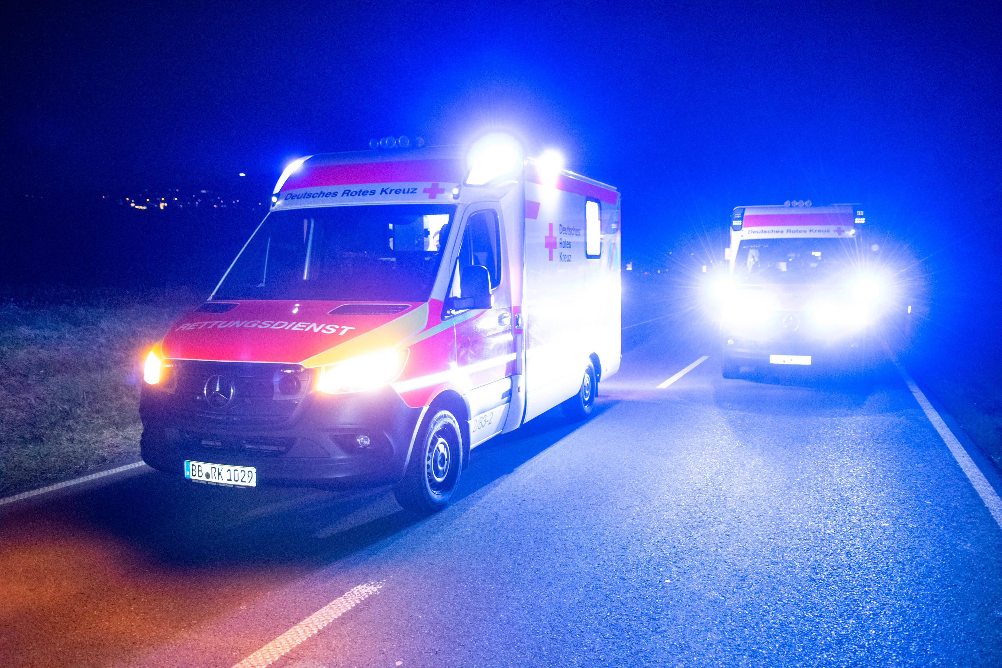 Eilmeldung! Auto rast auf Gehweg in Menschenmenge - 2 Unfallopfer lebensgefährlich verletzt 