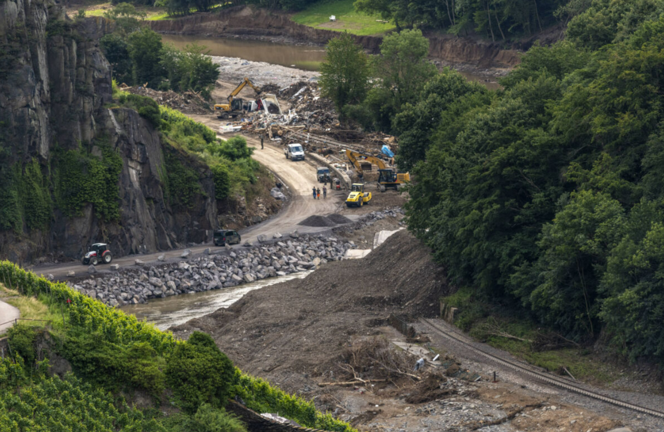 Bahnstrecke durch schweren Erdrutsch verschüttet, schweres Verkehrschaos nach Unwetter