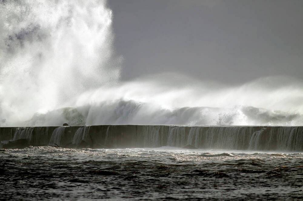 Gigantische Welle reißt mehrere Urlauber ins Meer! Eine spanische Urlaubsinsel wird zum Albtraum